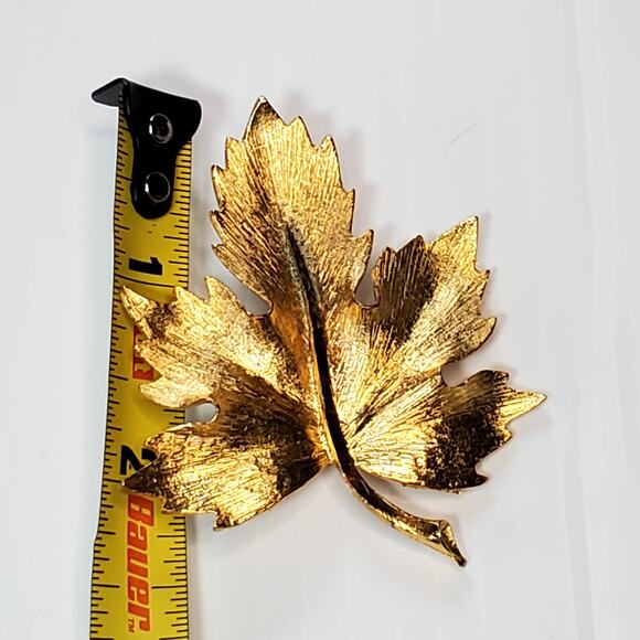 Canadian Maple Leaf Mamselle Brushed Gold Textured Brooch Vtg 2" - Picture 4 of 4